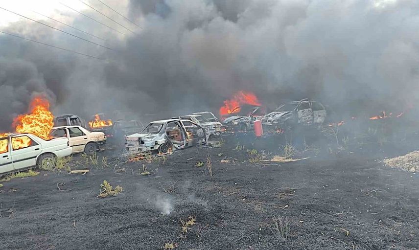 Afyonkarahisar'da ot yangını hurda araçları etkiledi