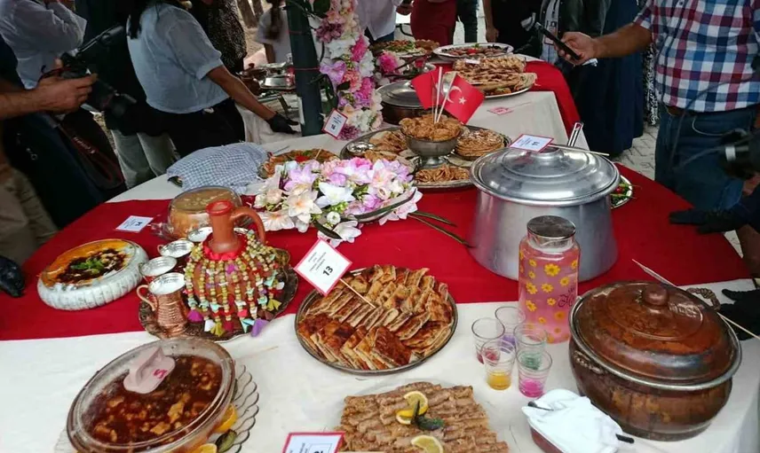 Yağmur altında lezzet yarışması: Darende’nin geleneksel yemekleri öne çıktı
