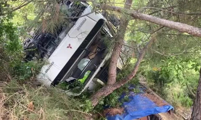 Yasak bölgeye giren kamyon uçuruma yuvarlandı: Sürücü hastanede