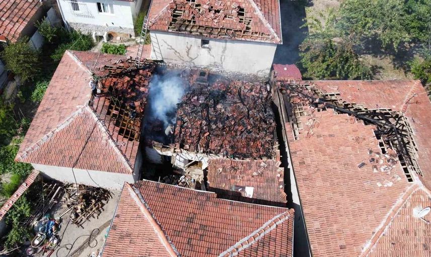 Çorum'un Alaca ilçesinde tandırda çıkan yangın 3 evi etkiledi