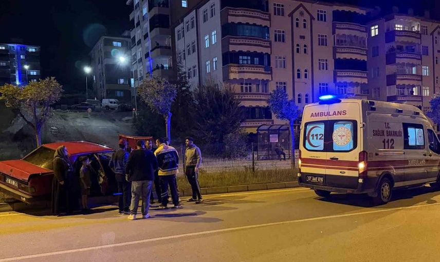 Sinop'ta kontrolden çıkan araç ağaca çarptı: 1 kişi yaralandı