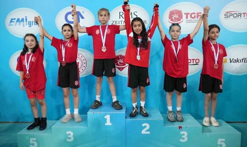 Tokatlı minik güreşçiler, Türkiye Şampiyonası’ndan 5 madalyayla döndü