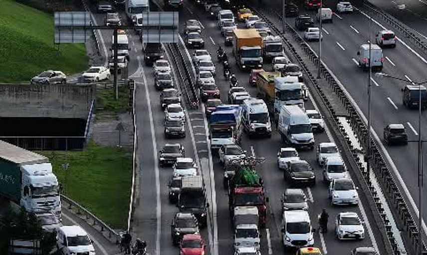 İstanbul trafikte ambulansın mücadelesi dronla görüntülendi