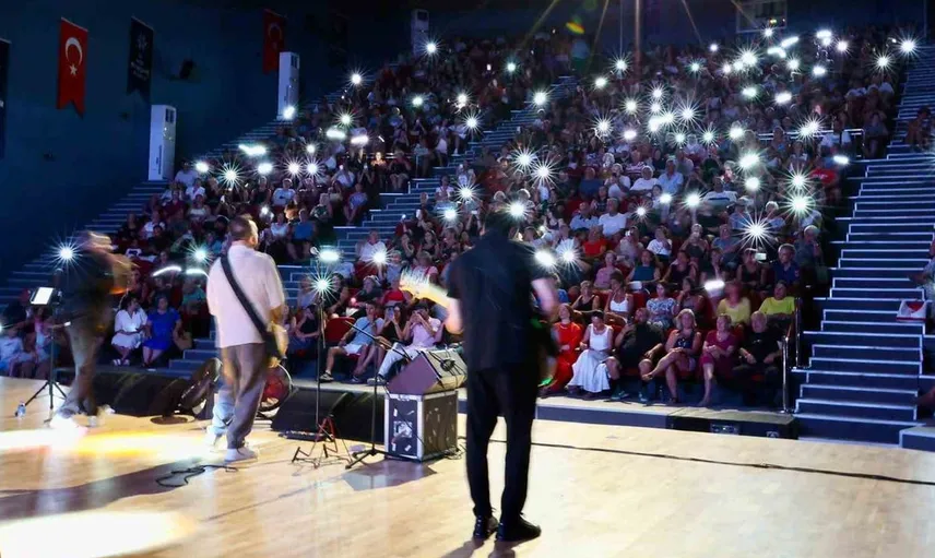 Didim'de yaz konseri coşkusu: Gece Yolcuları sahne aldı