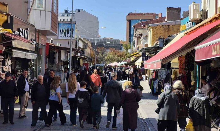 Eskişehir'de güneşin keyfi: Çarşıda hareketlilik arttı