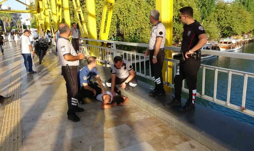 Tarihi köprüdeki tehlikeli an: kendisinden geçen şahıs güçlükle kurtarıldı