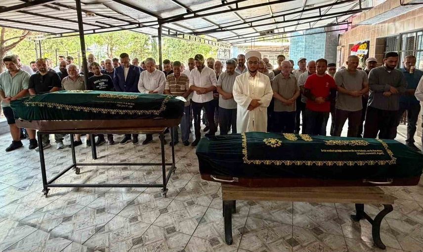 İzmir'de yangında hayatını kaybeden anneanne ve torun gözyaşlarıyla uğurlandı