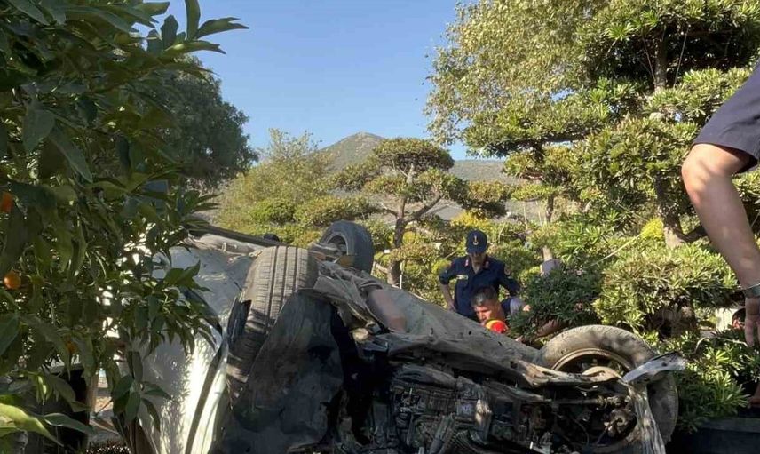 Bayındır'da otomobil sera alanına devrildi: yaralılar hastaneye kaldırıldı