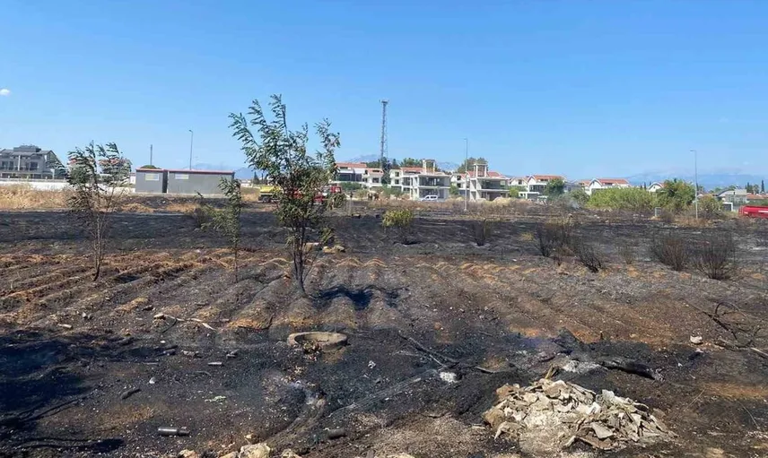 Antalya'da otluk alanda çıkan yangında baraka alev alev yanarken villa ve lojmanlar kurtarıldı