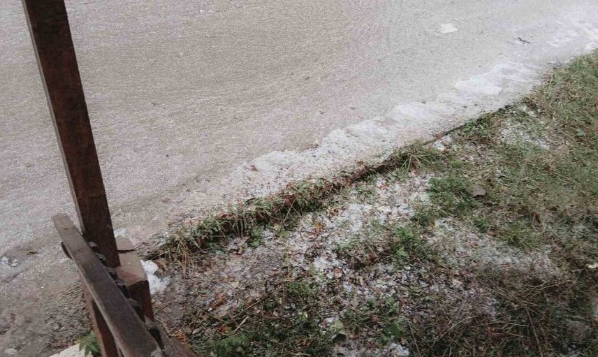 Posof’ta aniden bastıran dolu yaşamı durma noktasına getirdi