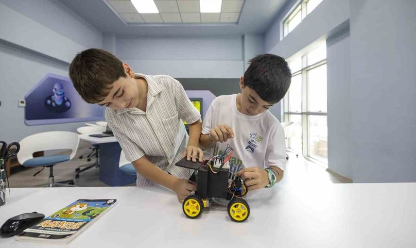 Mersinli öğrenciler robotik yarışmalarda önemli başarılar elde etti