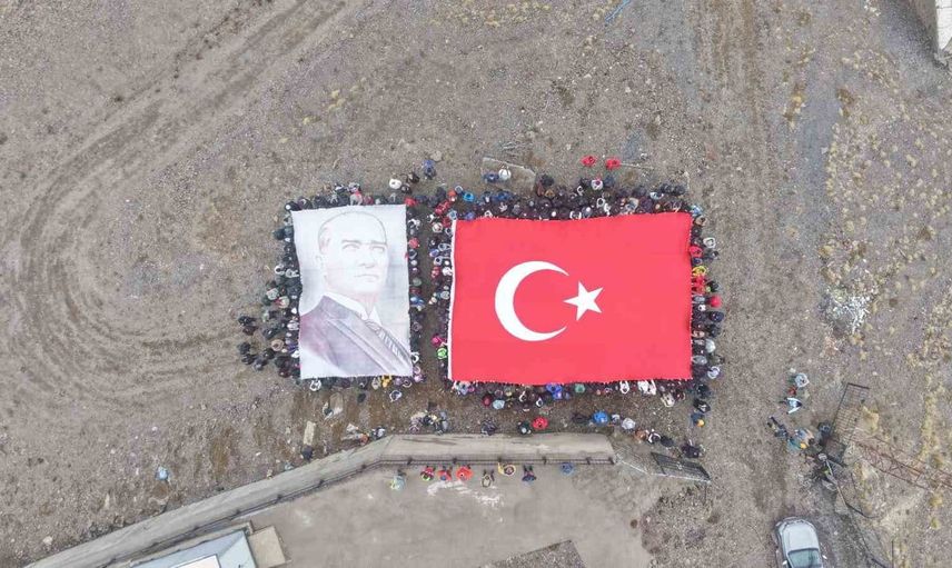 Cumhuriyet tırmanışıyla Palandöken'in zirvesinde coşku yaşandı