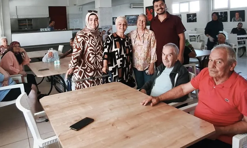 Burhaniye'de muhtar, huzurevi sakinleriyle bir araya geldi