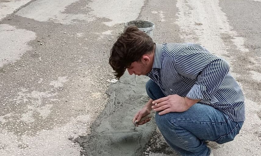 Adıyaman'da vatandaşlar kendi çabalarıyla bozuk yolu onardı