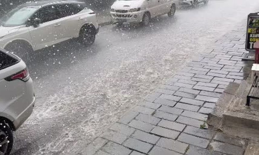 Tatvan'da beklenmedik hava olayı: sağanak ve dolu hayatı durma noktasına getirdi