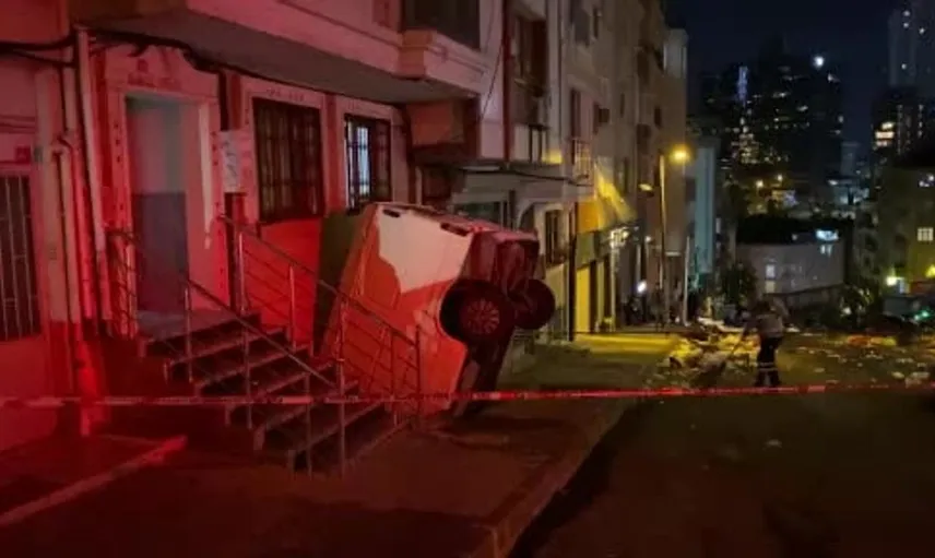Şişli'de pazarcının panelvanı apartman boşluğuna düştü