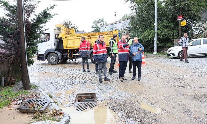 Sultangazi'de sağanak yağış sonrası belediye ekiplerinden yoğun çalışma