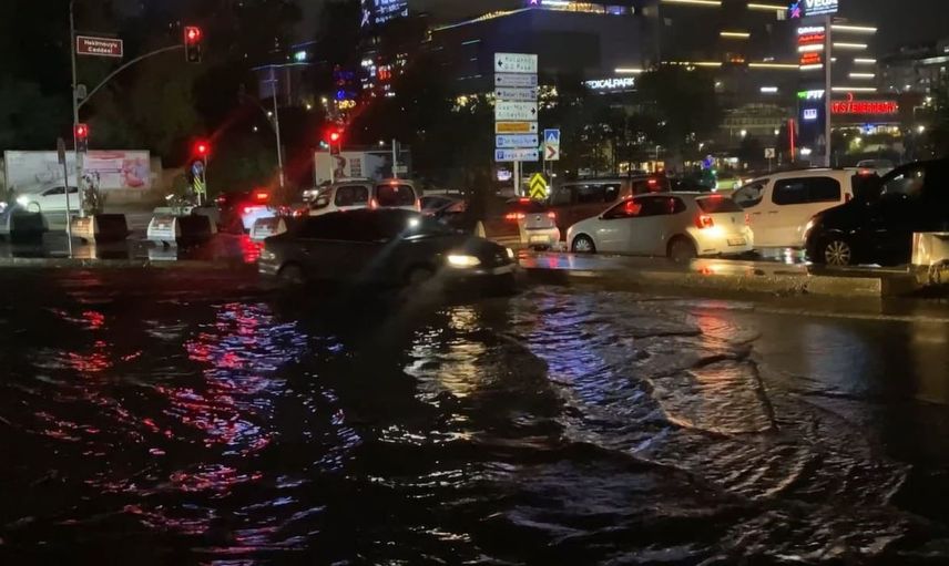 İstanbul’da sağanak yağmur sonrası sultangazi yollarında su birikintileri oluştu
