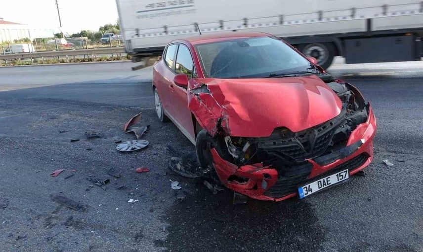 Antalya'da otomobil ve kamyonet çarpıştı: Herhangi bir yaralanma olmadı