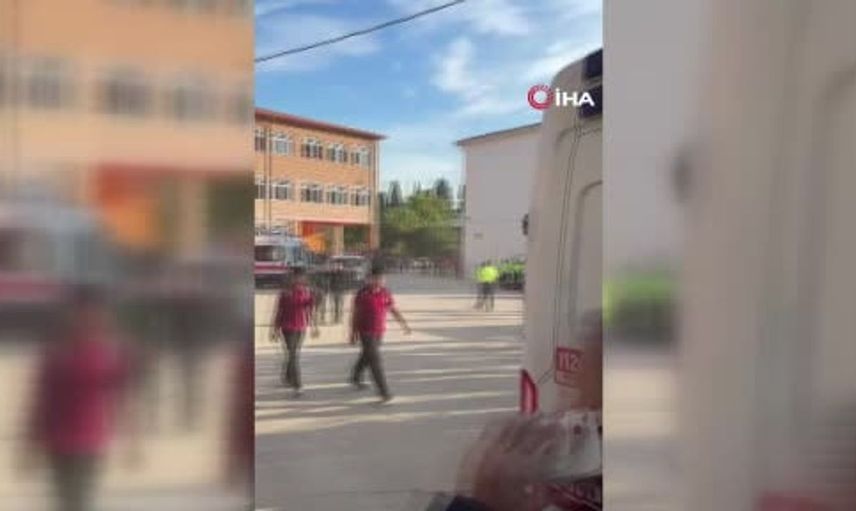 Öğrencilerin hayatını tehdit eden silahlı saldırı: Lise önünde panik dolu anlar