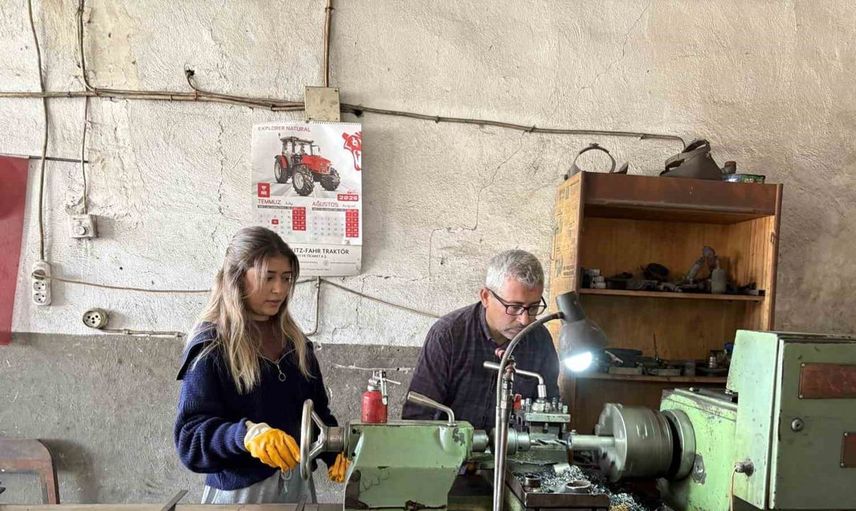 Osmaniye'de genç kız, mezuniyet sonrası babasının tornacı atölyesinde çıraklık yapıyor