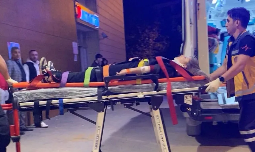 İnegöl'de motosiklet otomobille çarpıştı, iki kişi yaralandı