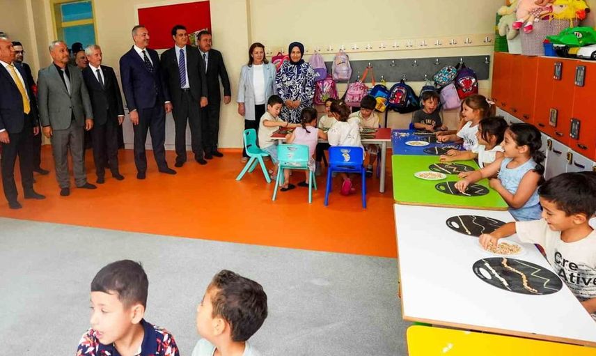 Umut Yılmaz ve Abdülhamit Gül öğrencilerin yanında