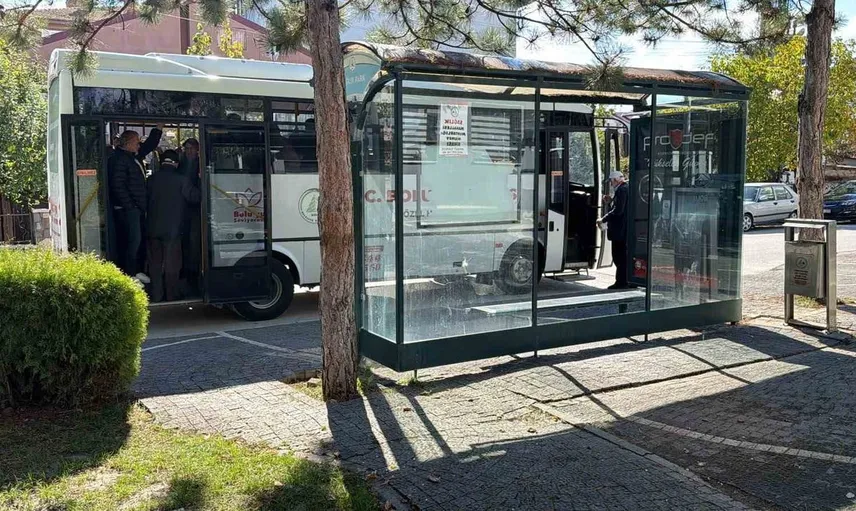 Bolu'da otobüs durağındaki camı kırarak kamu malına zarar verenlere karşı uyarı