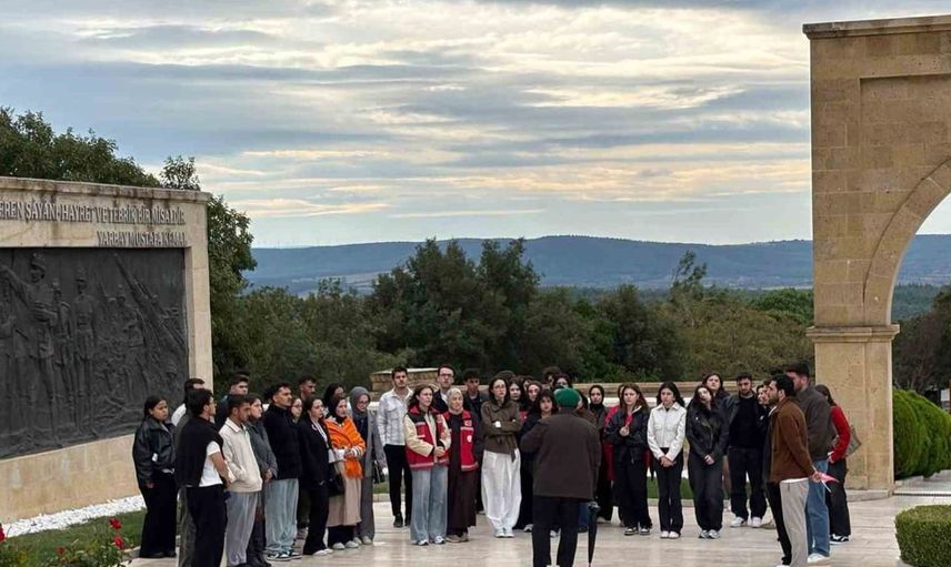 Çanakkale ruhunu bizzat deneyimlediler: Üniversite öğrencileri tarihi alanları ziyaret etti