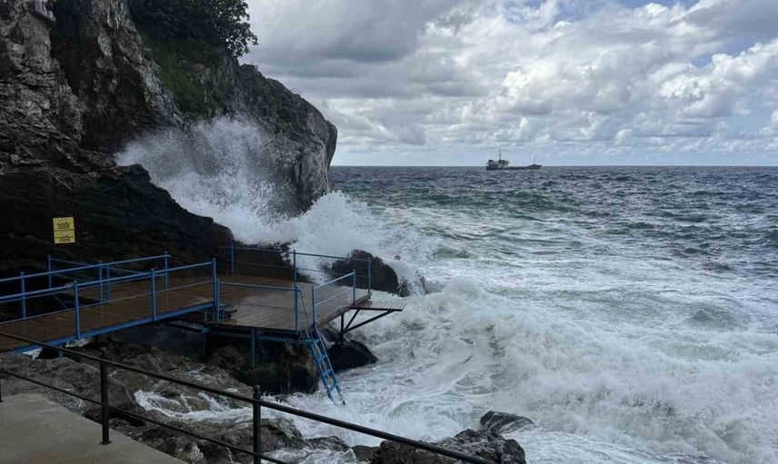 Zonguldak'ta dalga boyu 3 metreye ulaştı