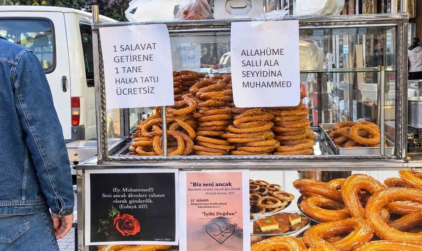 Hakkari'de salavat getirenlere tatlı ikramı