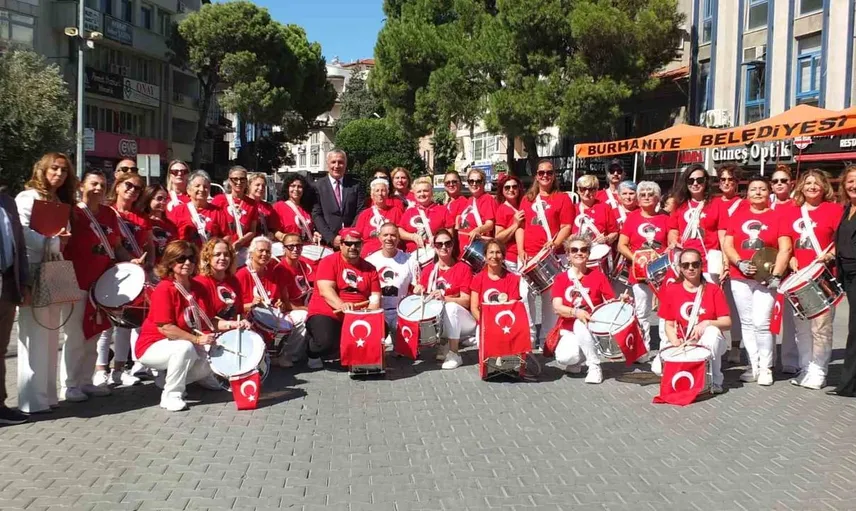 Burhaniye'nin kurtuluş günü etkinliğinde özgür kanatlar halk bandosunun unutulmaz gösterisi