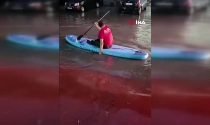 Sakarya'da sağanak sonrası SUP ile suya atlayan vatandaş dikkat çekti