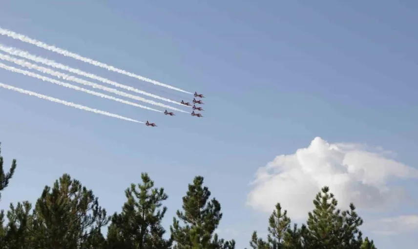 Türk Yıldızları zafer bayramında gökyüzünü renklendirdi