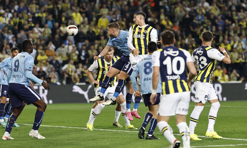 Fenerbahçe-Adana Demirspor maçında tartışılan pozisyon: Penaltı mı değil mi?