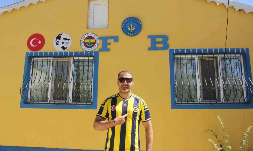 Fenerbahçe sevgisi evin dış cephesini sarı ve lacivertle boyattı