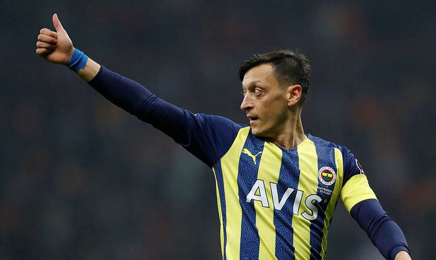 Fenerbahçe'de kadro dışı bırakılan Mesut Özil, takımdan ayrılacağı yönünde çıkan haberleri yaptığı açıklamayla yalanladı. Takıma katkı sağlamak istediğini söyledi