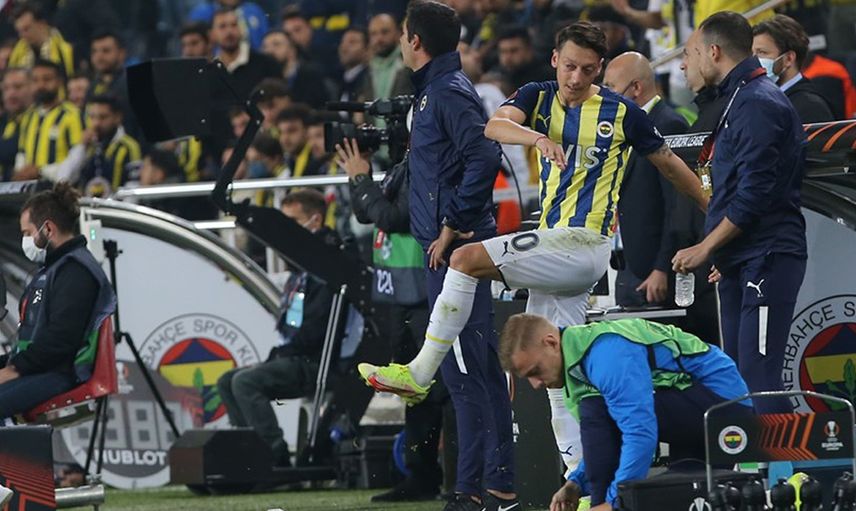 Fenerbahçe'de Mesut Özil Royal Antwerp Maçında Yaptığı Hareketle İlgili Açıklama Yaptı!