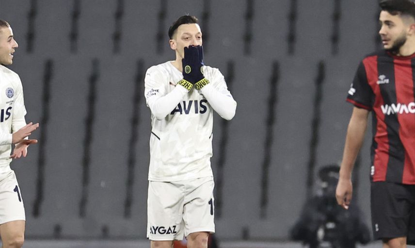 Fenerbahçe'de Mesut Özil Karagümrük Maçında Takıma İsyan Etti!