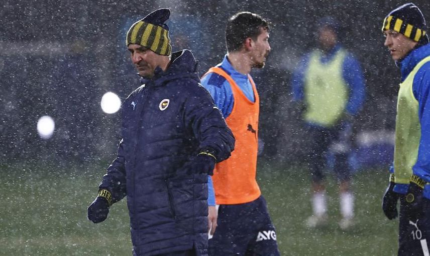 Fenerbahçe'de Teknik Direktör İsmail Kartal Futbolcularıyla Toplantı Düzenledi!