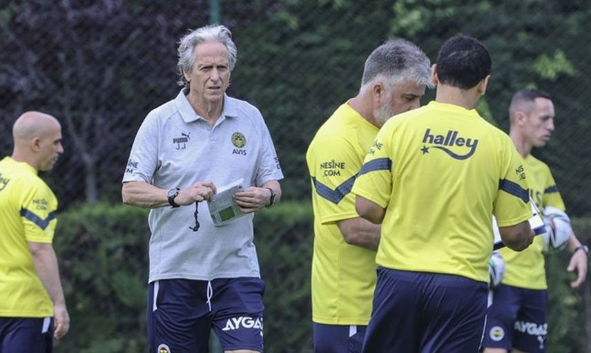 Fenerbahçe'nin yeni teknik direktörü Jorge Jesus, genç futbolcu Burak Kapacak'ı takıma kazandırdı!