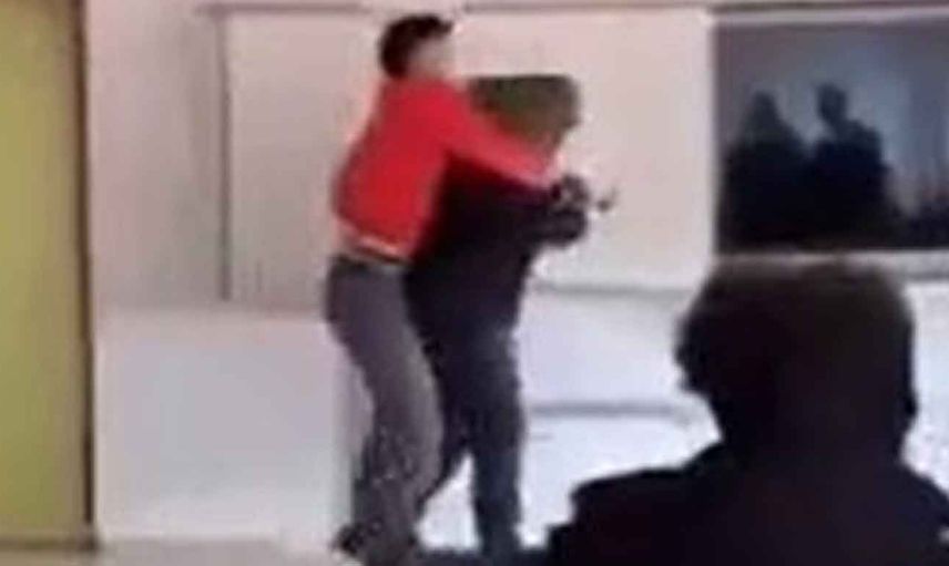Fenomen olma uğruna alçalan gençlik: Öğretmenin başına poşet geçiren öğrencinin bu görüntüleri tepki aldı!