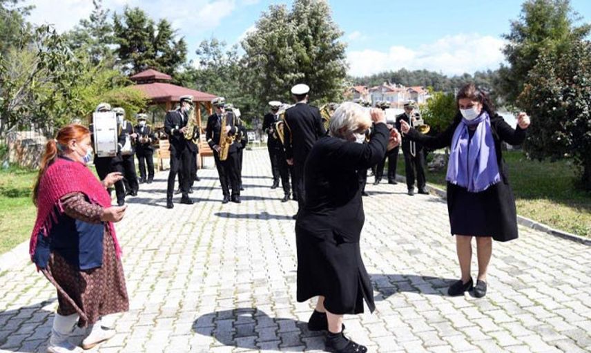 Fethiye’de Huzurevi’ndeki Yaşlılara Bando Sürprizi Yapıldı