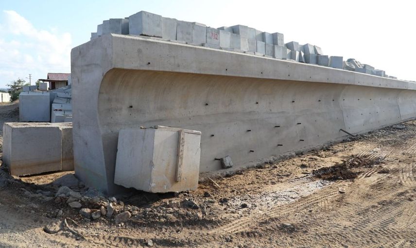 Karasu'da kıyı erozyonuna son veren sahil koruma duvarı tamamlanıyor