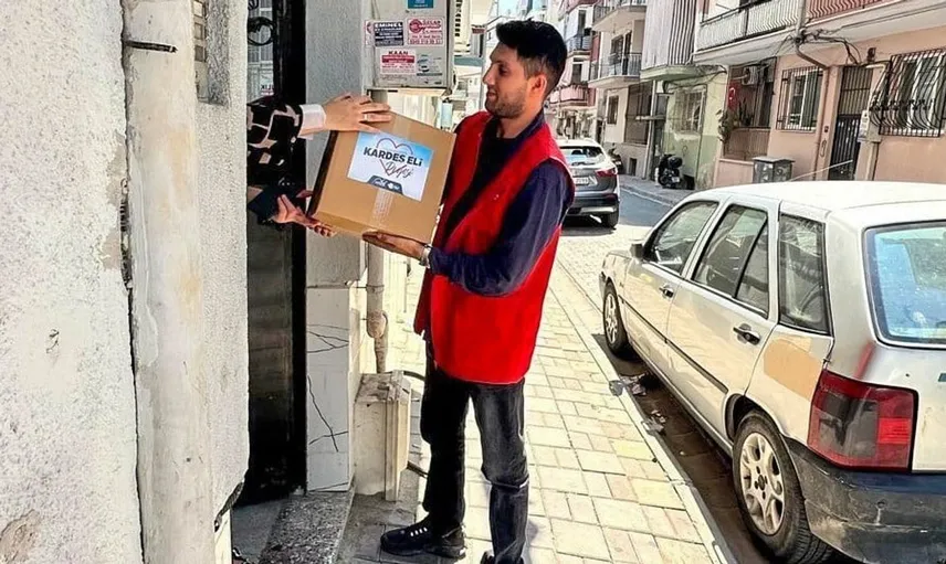 Efeler'de yardımlar ihtiyaç sahiplerini sevindiriyor
