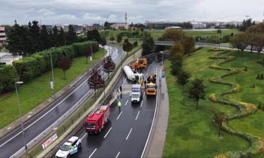 Bakırköy’deki devrilen LNG tankeri 5 saatlik çalışma sonrası kaldırıldı