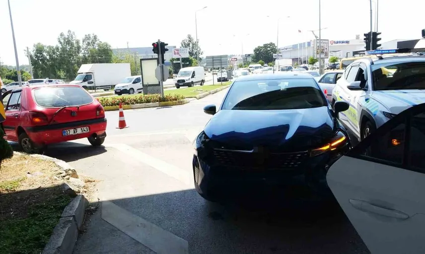 Antalya'da otomobil kazası: 1 kişi hastanelik oldu