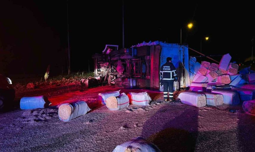 Batman'da saman yüklü kamyon devrildi, iki kişi yaralandı