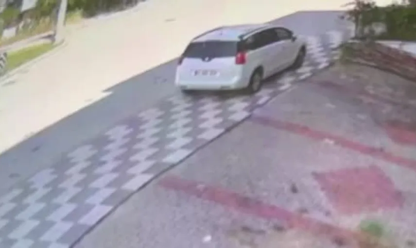 Bolu'da otomobil kontrolden çıkarak caminin imam odasına girdi