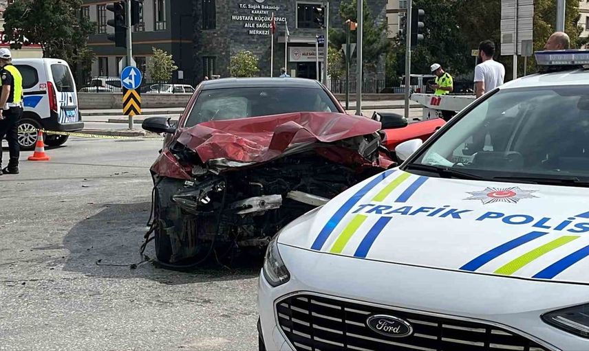 Konya'da otomobiller çarpıştı, 4 kişi yaralandı